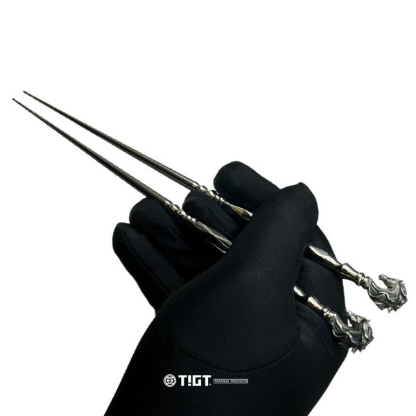 型之魂系列 - 馭馬鈦箸-鈦金屬實心打造,運用鐳射粉末熔融技術製作 限量商品,彩妝,鈦金屬,錶帶,餐盒,餐具,鍋具,便當盒,營養午餐,露營,癌症,罕見疾病,SPACE X,LISA,GD,台積電,LV,BV,BMW,BENZ,TESLA,輝達,黃仁勳,IF設計獎,鈦,LVMH,保時捷,日本,JAPAN,設計,鈦金,屬,GQ,Snowpeak,Audi,VW,00887,deepseek,新光三越,防護包,筆,萬寶龍,鋼珠筆,簽約,Audi