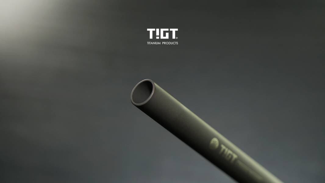 TIGT- 鈦吸管 -微弧烏黑粗吸管 外徑12mm，珍奶專用<1mm壁厚斜角版> 一支裝 (附攜帶布套及吸管刷) TIGT 鈦金屬 限塑 鈦吸管 吸管 環保 藍藍漸層 健康 無毒