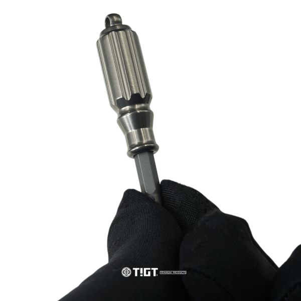 <超早鳥預購>鈦螺絲起子手柄 - 鈦製手柄 + S2 鋼製接頭 限量商品,彩妝,鈦金屬,錶帶,餐盒,餐具,鍋具,便當盒,營養午餐,露營,癌症,罕見疾病,SPACE X,LISA,GD,台積電,LV,BV,BMW,BENZ,TESLA,輝達,黃仁勳,IF設計獎,鈦,LVMH,保時捷,日本,JAPAN,設計,鈦金,屬,GQ,Snowpeak,Audi,VW,00887,deepseek,川普,關稅,關稅戰