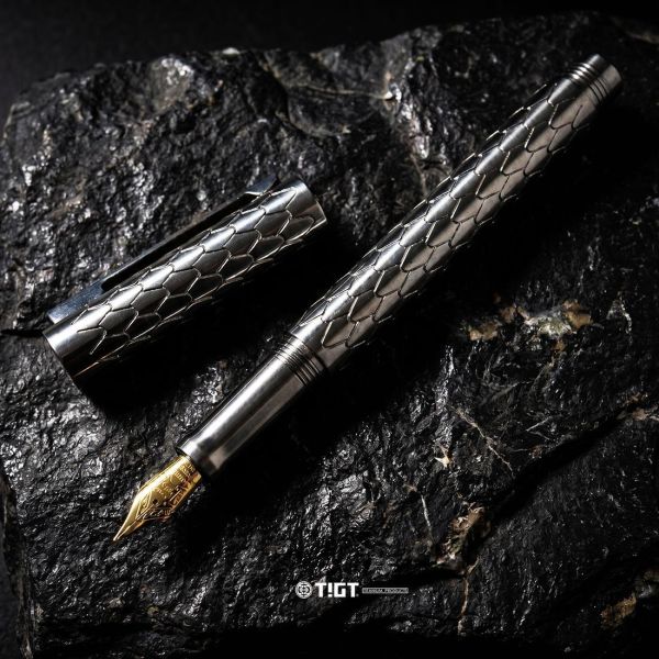 鈦金屬龍鱗紋萬年筆 - 鈦金屬鋼筆採用德國SCHMIDT筆尖 限量商品,彩妝,鈦金屬,錶帶,餐盒,餐具,鍋具,便當盒,營養午餐,露營,癌症,罕見疾病,SPACE X,LISA,GD,台積電,LV,BV,BMW,BENZ,TESLA,輝達,黃仁勳,IF設計獎,鈦,LVMH,保時捷,日本,JAPAN,設計,鈦金,屬,GQ,Snowpeak,Audi,VW,00887,deepseek,新光三越,防護包,筆,萬寶龍,鋼珠筆,簽約,Audi