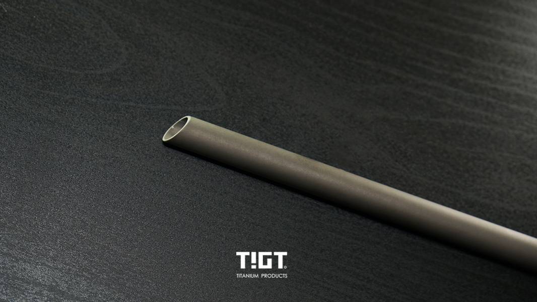 TIGT- 鈦吸管 -微弧烏黑粗吸管 外徑12mm，珍奶專用<1mm壁厚斜角版> 一支裝 (附攜帶布套及吸管刷) TIGT 鈦金屬 限塑 鈦吸管 吸管 環保 藍藍漸層 健康 無毒