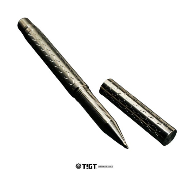 鈦金屬龍鱗紋鋼珠筆 - 鍛造鈦金屬精製 限量商品,彩妝,鈦金屬,錶帶,餐盒,餐具,鍋具,便當盒,營養午餐,露營,癌症,罕見疾病,SPACE X,LISA,GD,台積電,LV,BV,BMW,BENZ,TESLA,輝達,黃仁勳,IF設計獎,鈦,LVMH,保時捷,日本,JAPAN,設計,鈦金,屬,GQ,Snowpeak,Audi,VW,00887,deepseek,新光三越,防護包,筆,萬寶龍,鋼珠筆,簽約,Audi