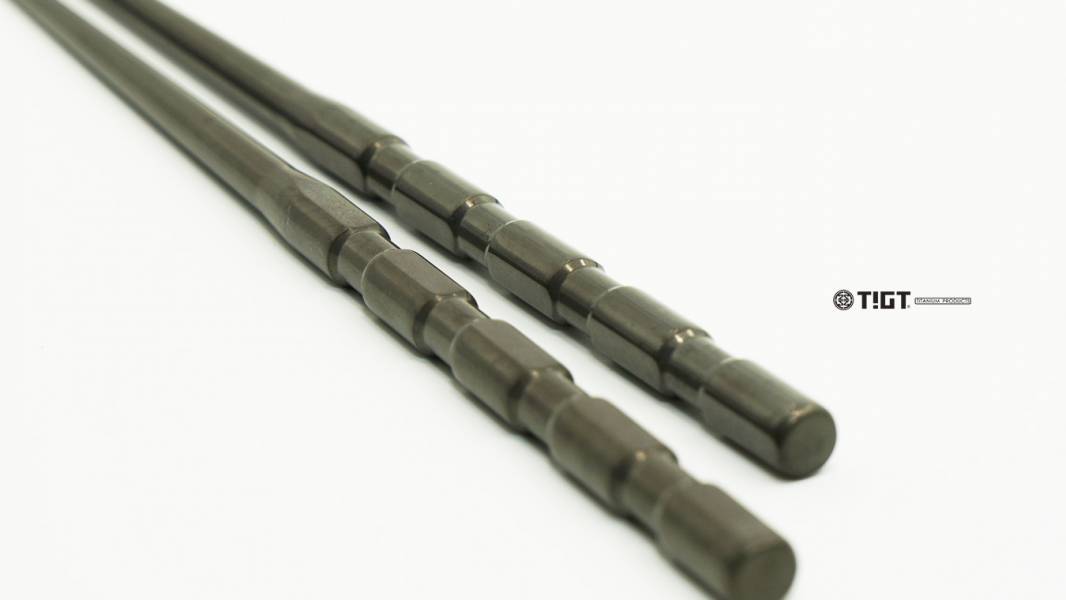 TIGT-鈦箸之峯- 匠人手工拋光-窯炙灰版本- 255mm長度版本-精裝木盒限量版-一雙裝 TIGT 鈦箸之峯 美國鍛造醫療鈦 限量桐木盒 255mm長度 實心一體成型