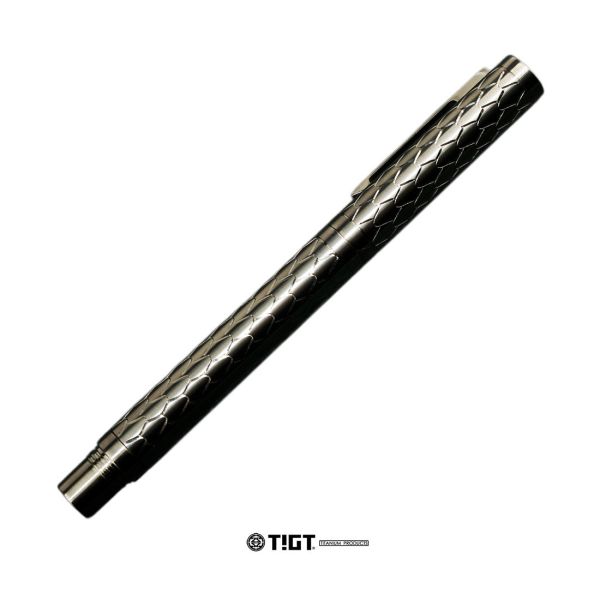 鈦金屬龍鱗紋鋼珠筆 - 鍛造鈦金屬精製 限量商品,彩妝,鈦金屬,錶帶,餐盒,餐具,鍋具,便當盒,營養午餐,露營,癌症,罕見疾病,SPACE X,LISA,GD,台積電,LV,BV,BMW,BENZ,TESLA,輝達,黃仁勳,IF設計獎,鈦,LVMH,保時捷,日本,JAPAN,設計,鈦金,屬,GQ,Snowpeak,Audi,VW,00887,deepseek,新光三越,防護包,筆,萬寶龍,鋼珠筆,簽約,Audi