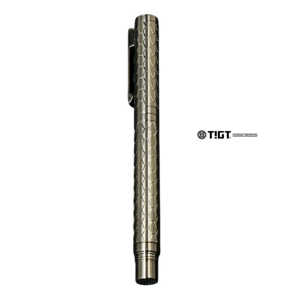 鈦金屬龍鱗紋鋼珠筆 - 鍛造鈦金屬精製 限量商品,彩妝,鈦金屬,錶帶,餐盒,餐具,鍋具,便當盒,營養午餐,露營,癌症,罕見疾病,SPACE X,LISA,GD,台積電,LV,BV,BMW,BENZ,TESLA,輝達,黃仁勳,IF設計獎,鈦,LVMH,保時捷,日本,JAPAN,設計,鈦金,屬,GQ,Snowpeak,Audi,VW,00887,deepseek,新光三越,防護包,筆,萬寶龍,鋼珠筆,簽約,Audi