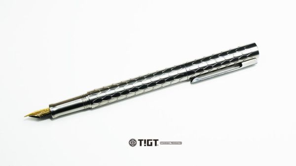 超早鳥預購 - 鈦金屬龍鱗紋鋼珠筆 - 鍛造鈦金屬精製 限量商品,彩妝,鈦金屬,錶帶,餐盒,餐具,鍋具,便當盒,營養午餐,露營,癌症,罕見疾病,SPACE X,LISA,GD,台積電,LV,BV,BMW,BENZ,TESLA,輝達,黃仁勳,IF設計獎,鈦,LVMH,保時捷,日本,JAPAN,設計,鈦金,屬,GQ,Snowpeak,Audi,VW,00887,deepseek,新光三越,防護包,筆,萬寶龍,鋼珠筆,簽約,Audi