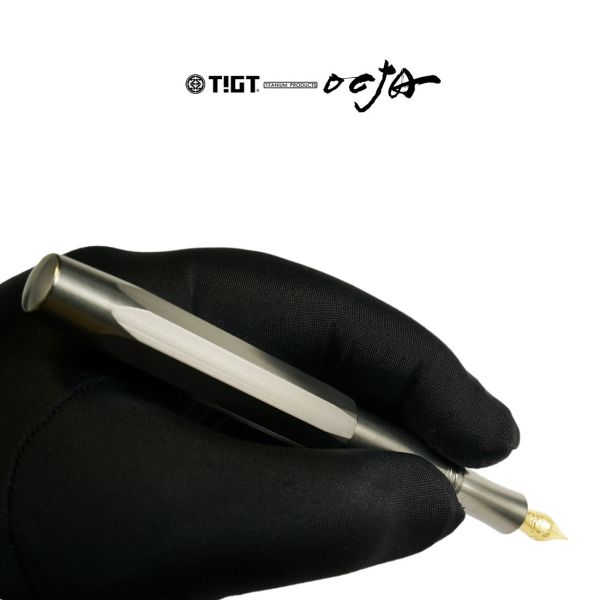 鈦金屬八角短版鋼筆 - 不銹鋼筆夾 + SCHMIDT 筆尖 限量商品,彩妝,鈦金屬,錶帶,餐盒,餐具,鍋具,便當盒,營養午餐,露營,癌症,罕見疾病,SPACE X,LISA,GD,台積電,LV,BV,BMW,BENZ,TESLA,輝達,黃仁勳,IF設計獎,鈦,LVMH,保時捷,日本,JAPAN,設計,鈦金,屬,GQ,Snowpeak,Audi,VW,00887,deepseek,新光三越,防護包,筆,萬寶龍,鋼珠筆,簽約,Audi