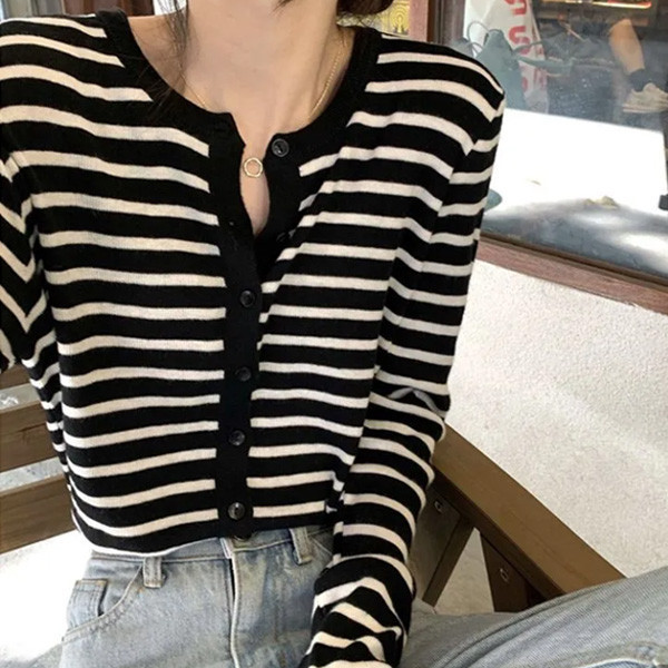 ALORA 薄款條紋開扣針織毛衣 