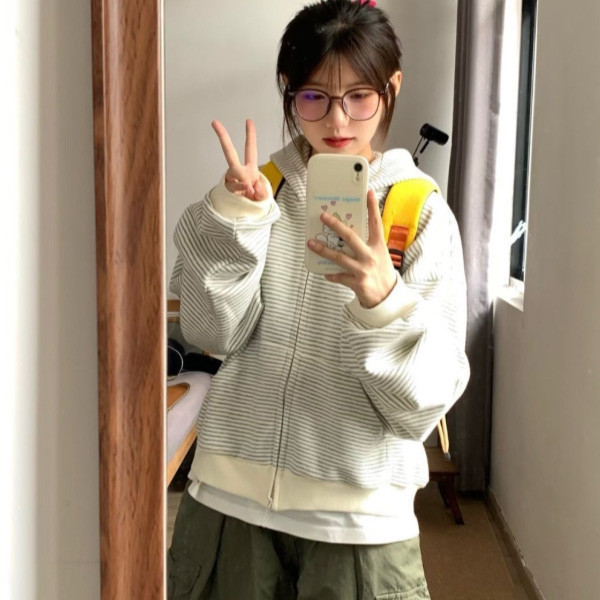 ALORA 橫條紋刺繡狗狗連帽外套 