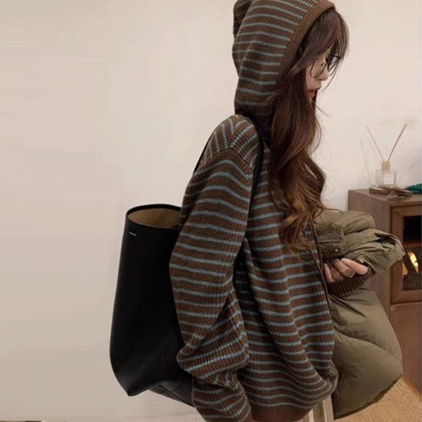 ALORA 復古咖系撞色條紋連帽針織 