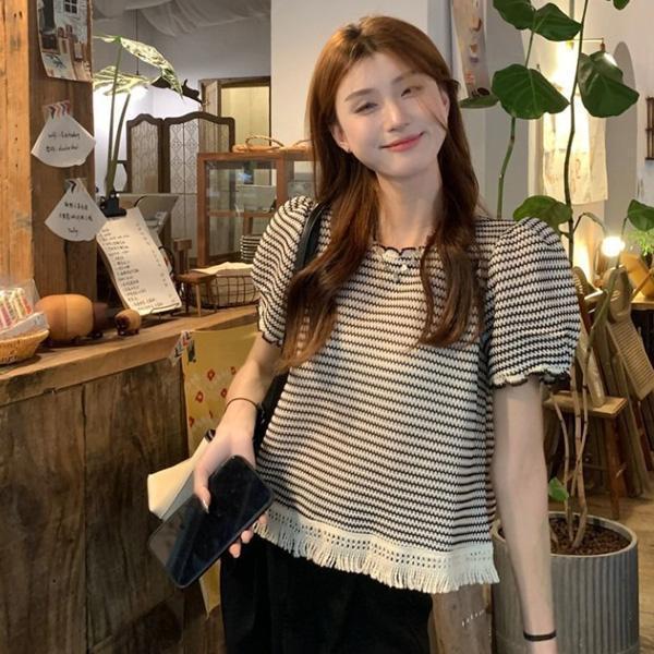 ALORA 下擺流蘇橫條紋針織上衣 