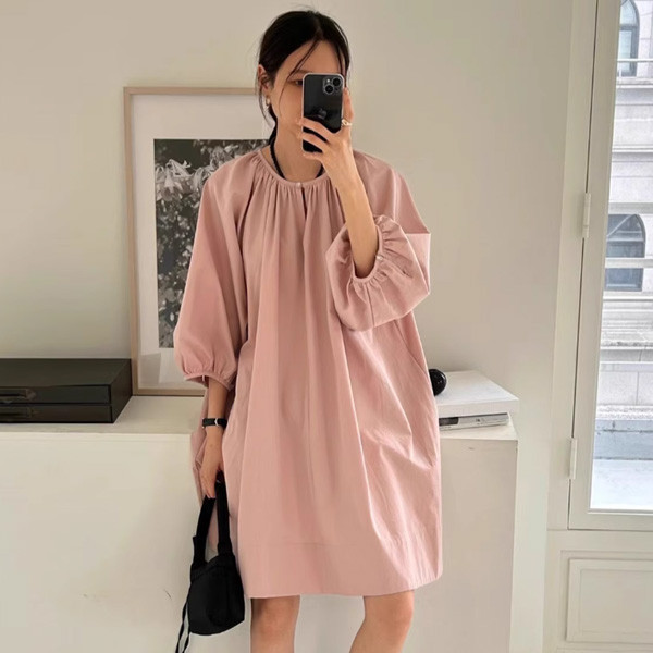 ALORA 圓領一粒壓褶洋裝 