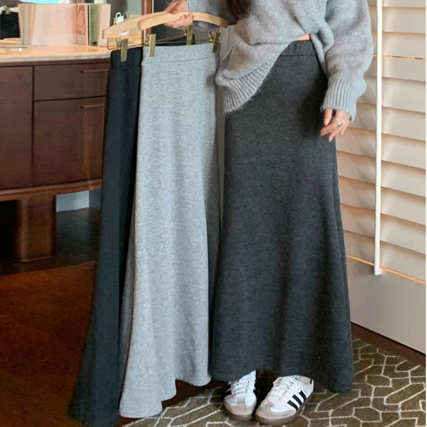 ALORA 加絨鬆緊腰長A字裙 