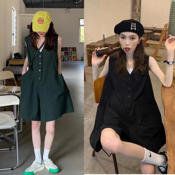 ALORA 俏皮V領排釦連身褲 