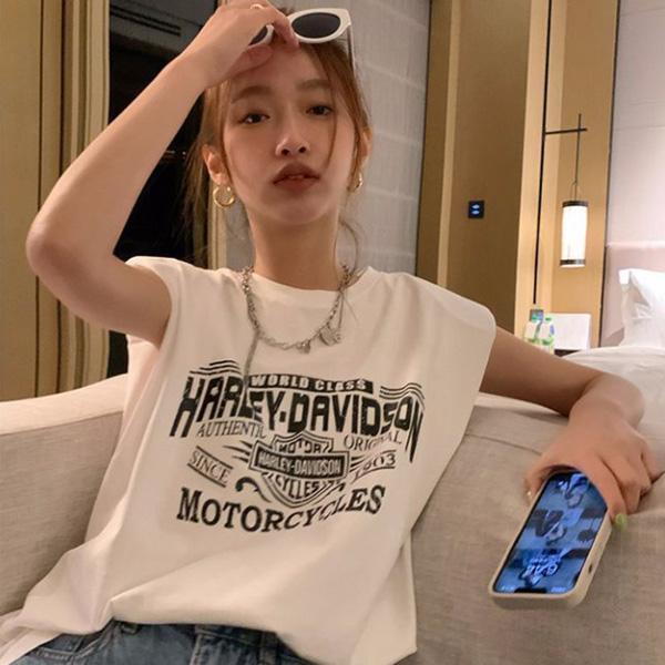 ALORA 滿滿英文印花背心上衣 