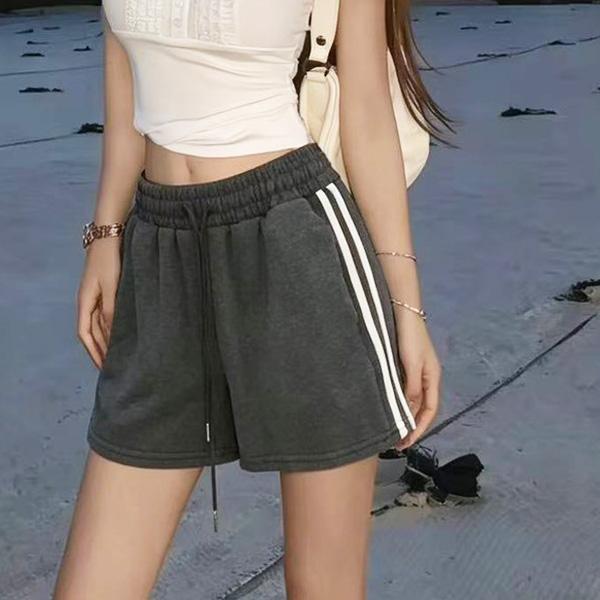 ALORA 洗舊碳黑線條短褲 