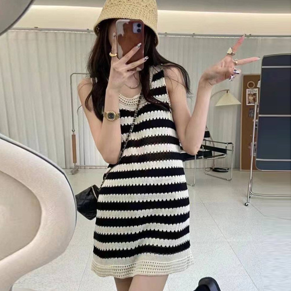 ALORA 杏黑色塊條紋針織洋裝 