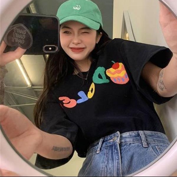 ALORA 彩色英文字母短T 