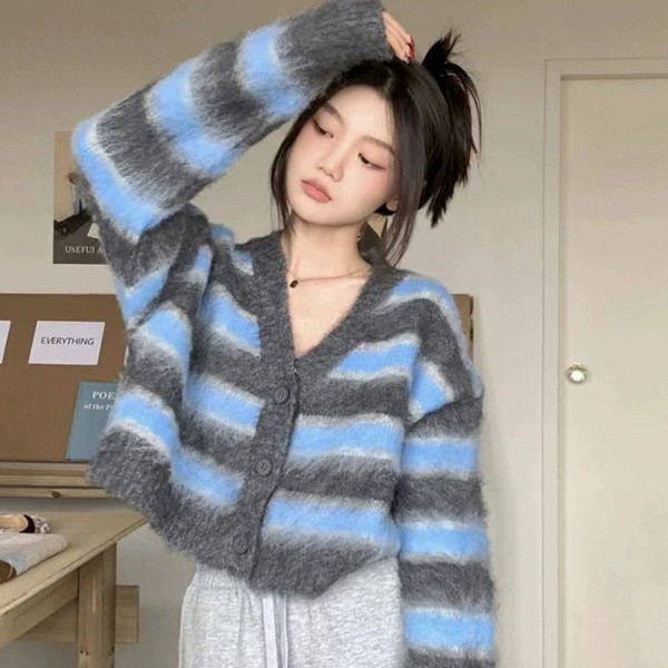 ALORA 撞色條紋V領短針織外套 