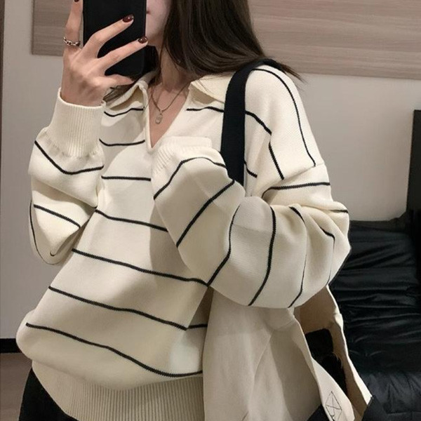 ALORA 黑白條POLO領針織上衣 