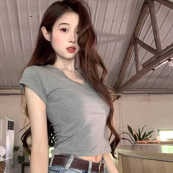 ALORA 設計V領領口合身短T 