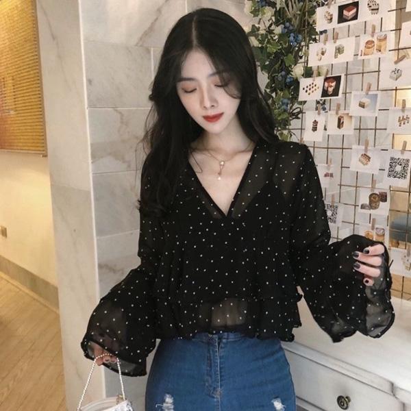 ALORA 微透點點V領喇叭袖上衣 