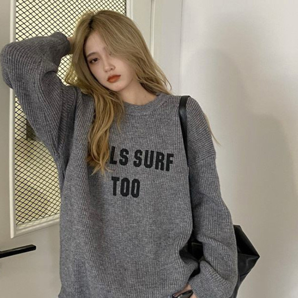 ALORA 簡約率性英文字灰色針織 
