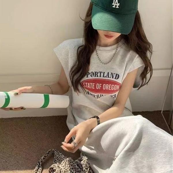 ALORA 紅色橢圓印花開岔T恤洋裝 