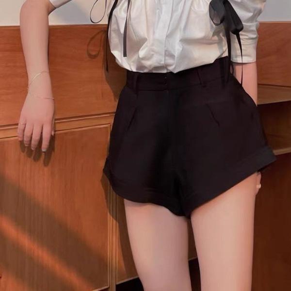 ALORA 顯瘦剪裁高腰黑休閒短褲 