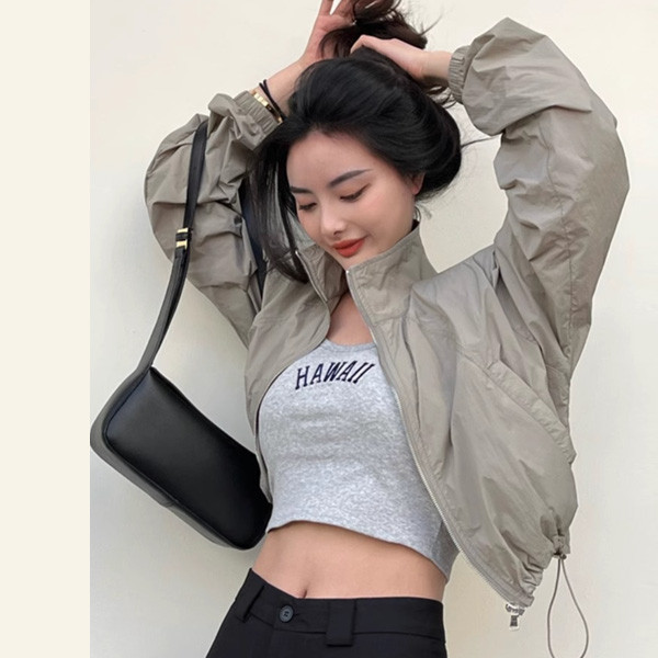 ALORA 輕薄短款立領防風外套 