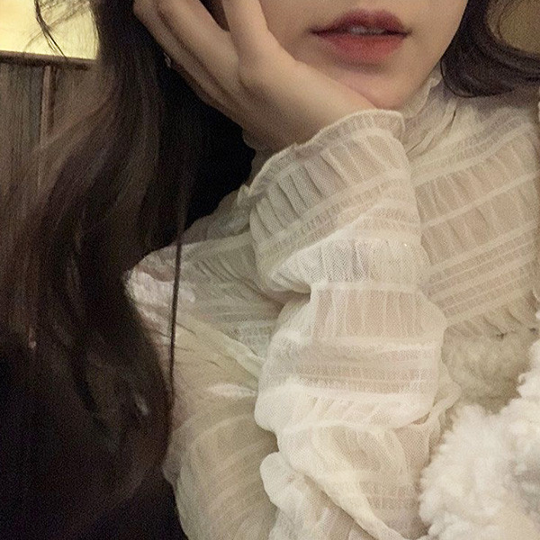 ALORA 紋理感透膚打底上衣 