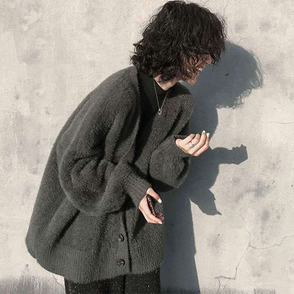 ALORA 柔軟毛海V領黑釦針織外套 