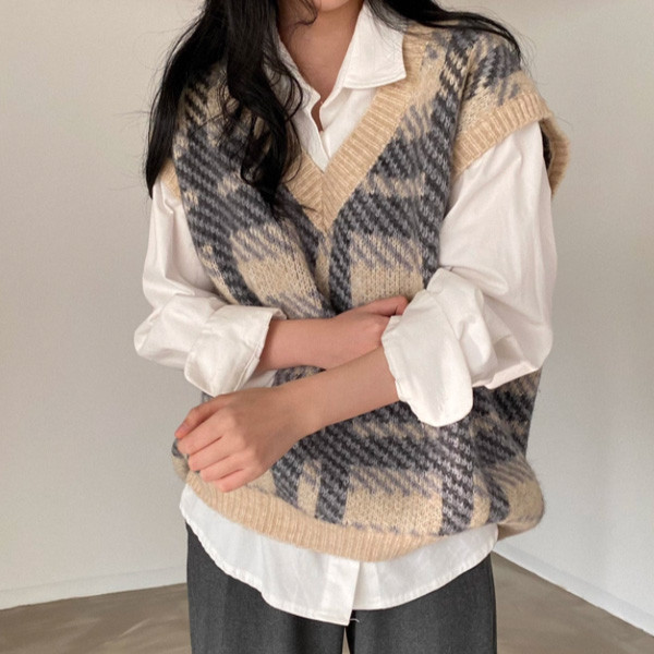 ALORA 學院風格紋V領針織背心 