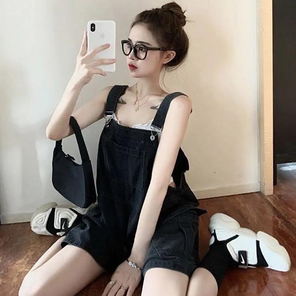ALORA 碳黑側邊大口袋牛仔吊帶短褲 