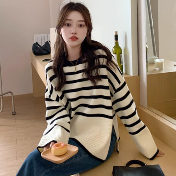 ALORA 慵懶寬版橫條紋針織上衣 