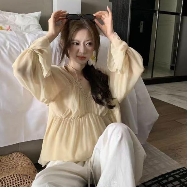 ALORA 浪漫邂逅V領荷葉上衣 