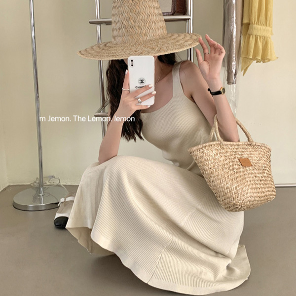 ALORA 美感傘狀順身針織洋裝 