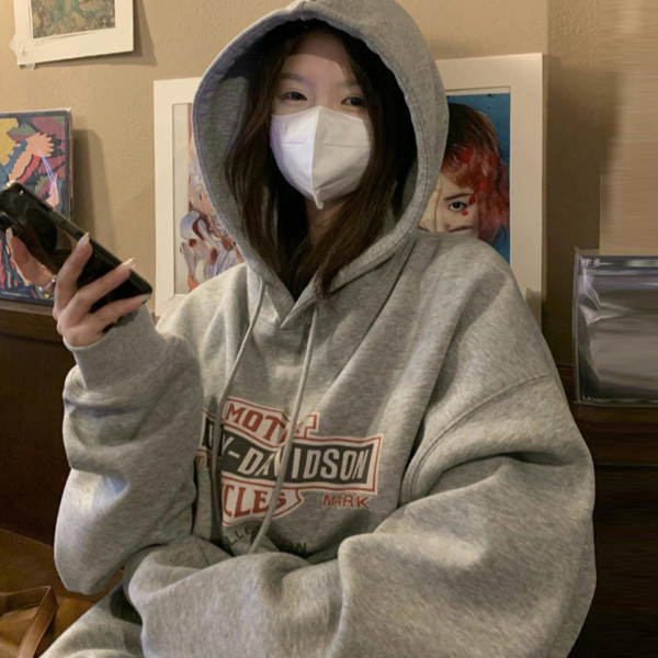 ALORA 藍紅英文字加絨連帽衛衣 