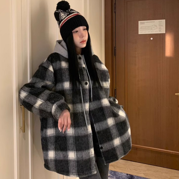 ALORA 毛絨絨寬鬆格紋襯衫外套 