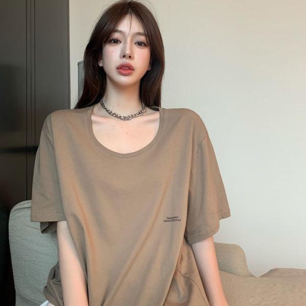 ALORA 街頭感U領小英文字短T 