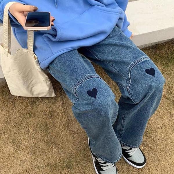 ALORA 膝蓋愛心刺繡牛仔長褲 