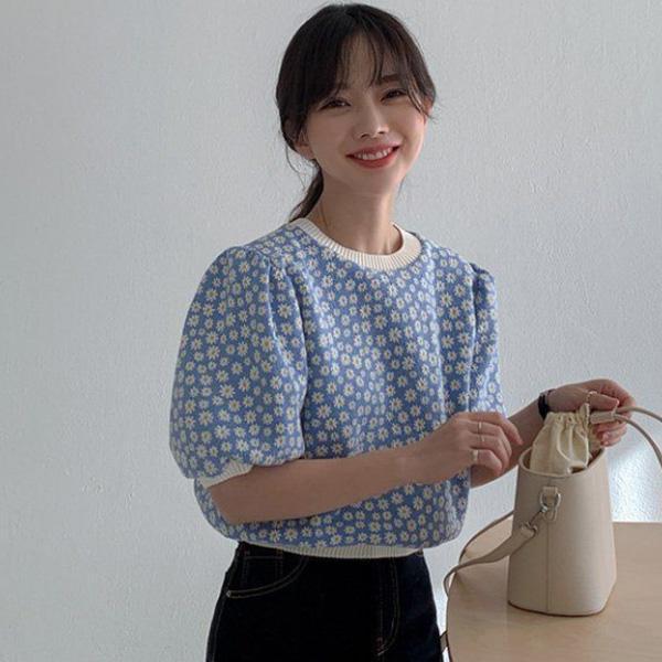 ALORA 滿版小花朵印花針織上衣 