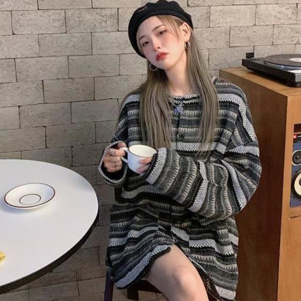 ALORA 黑灰條紋色塊針織外套 