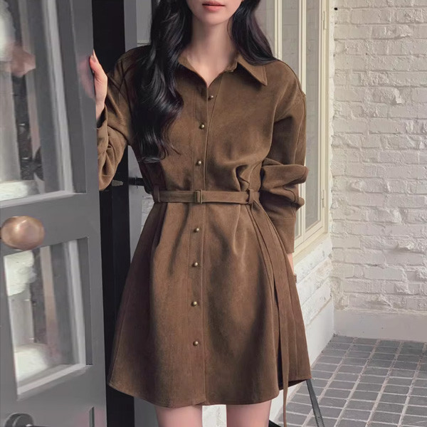 ALORA 氣質小排釦繫帶洋裝 