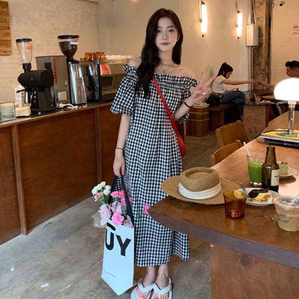 ALORA 甜美感黑白格一字領長版洋裝 