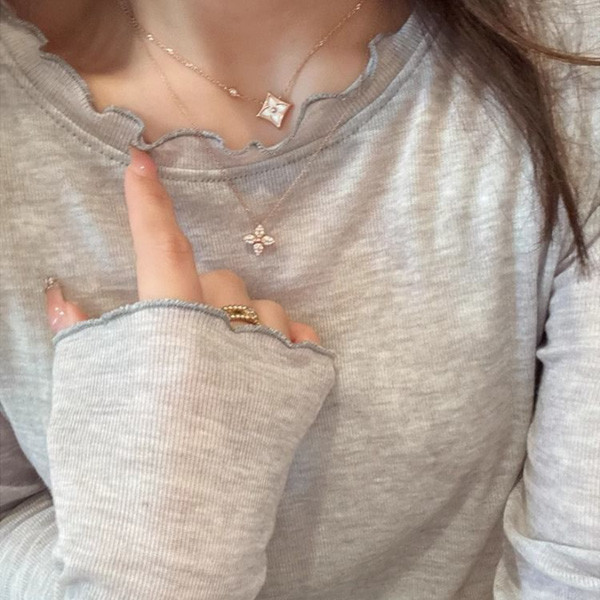 ALORA 薄透木耳邊打底上衣 