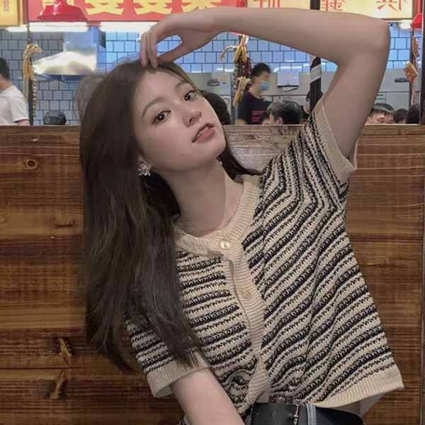 ALORA 交錯黑杏開扣針織外套 