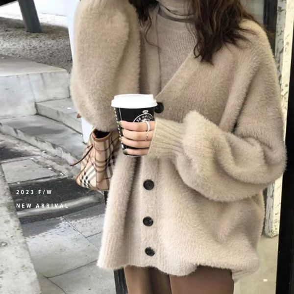 ALORA 柔軟毛海V領黑釦針織外套 