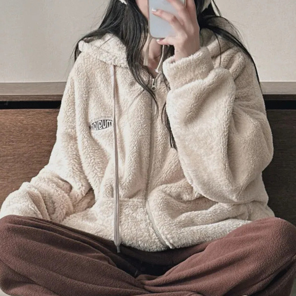 ALORA 小徽章刺繡羊羔毛外套 