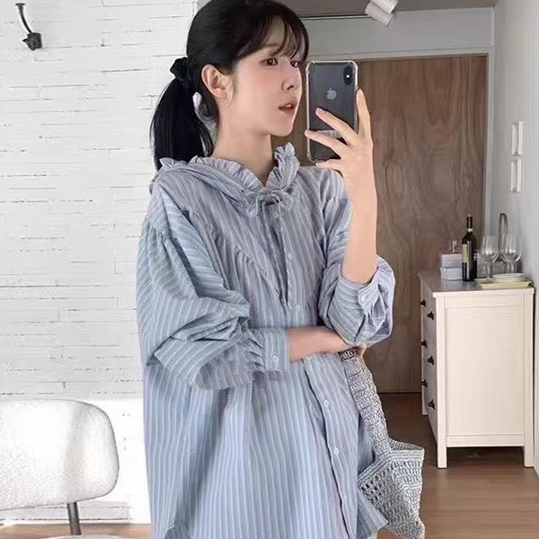ALORA 木耳邊條紋連帽寬鬆襯衫 
